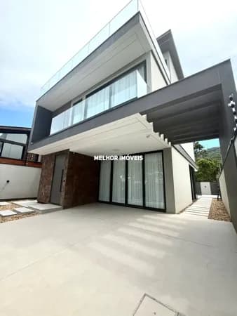 Casa á venda na Praia de Taquaras, com 4 suítes e 2 vagas - Balneário Camboriú