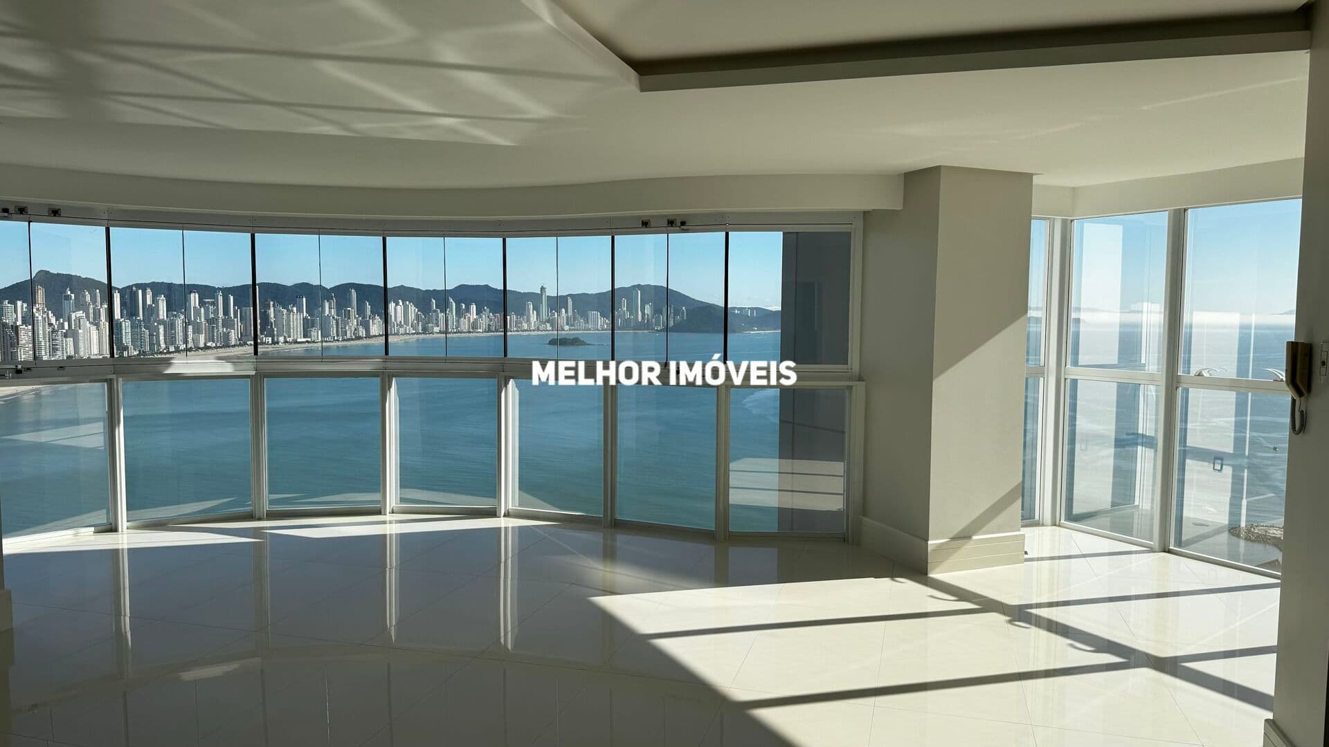 Apartamento Frente Mar com 04 Suítes sendo 01 Máster em Balneário Camboriú