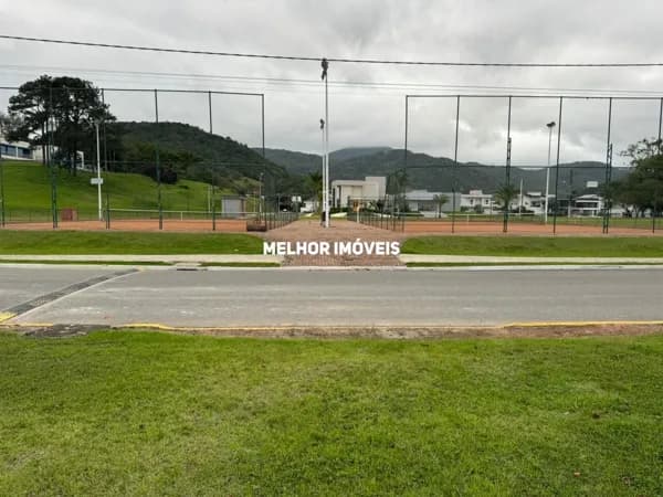 Terreno á venda no Condomínio Caledônia em Camboriú.
