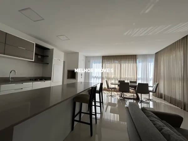 Apartamento á venda com 03 suítes localizado no Centro de Balneário Camboriú.