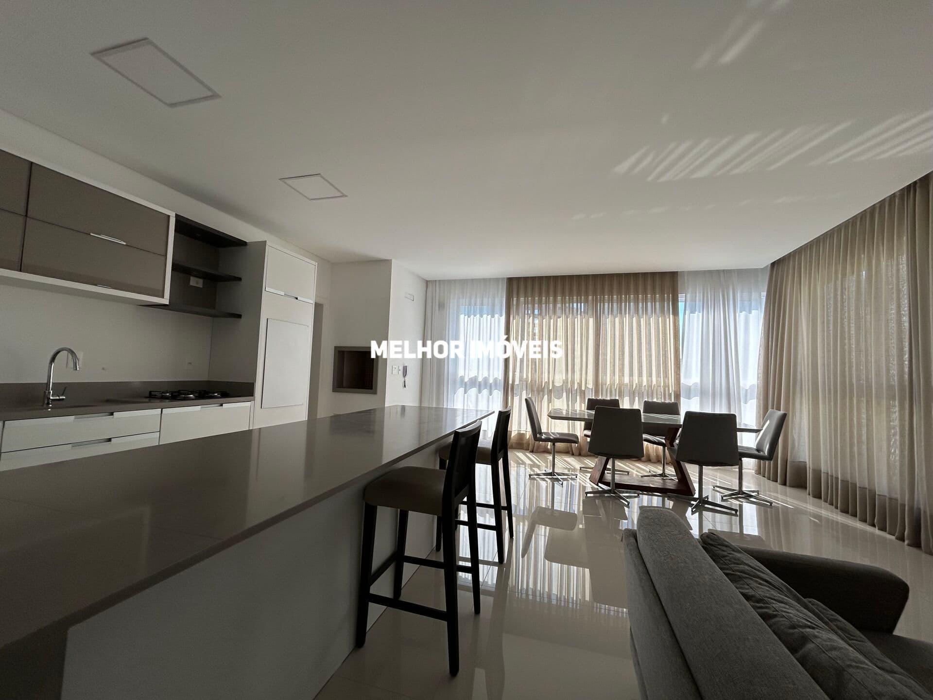 Apartamento á venda com 03 suítes localizado no Centro de Balneário Camboriú.