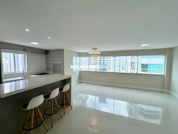 Apartamento a venda com 03 suítes no Centro de Balneário Camboriú