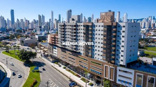 Apartamento á venda com 2 dormitórios sendo 01 suíte e uma vaga em Balneário Camboriú.