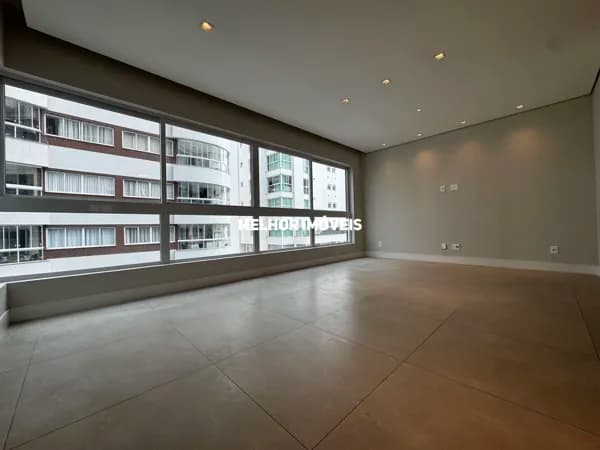 Apartamento a venda semi mobiliado com 3 suítes e 03 vagas localizado em Balneário Camboriú
