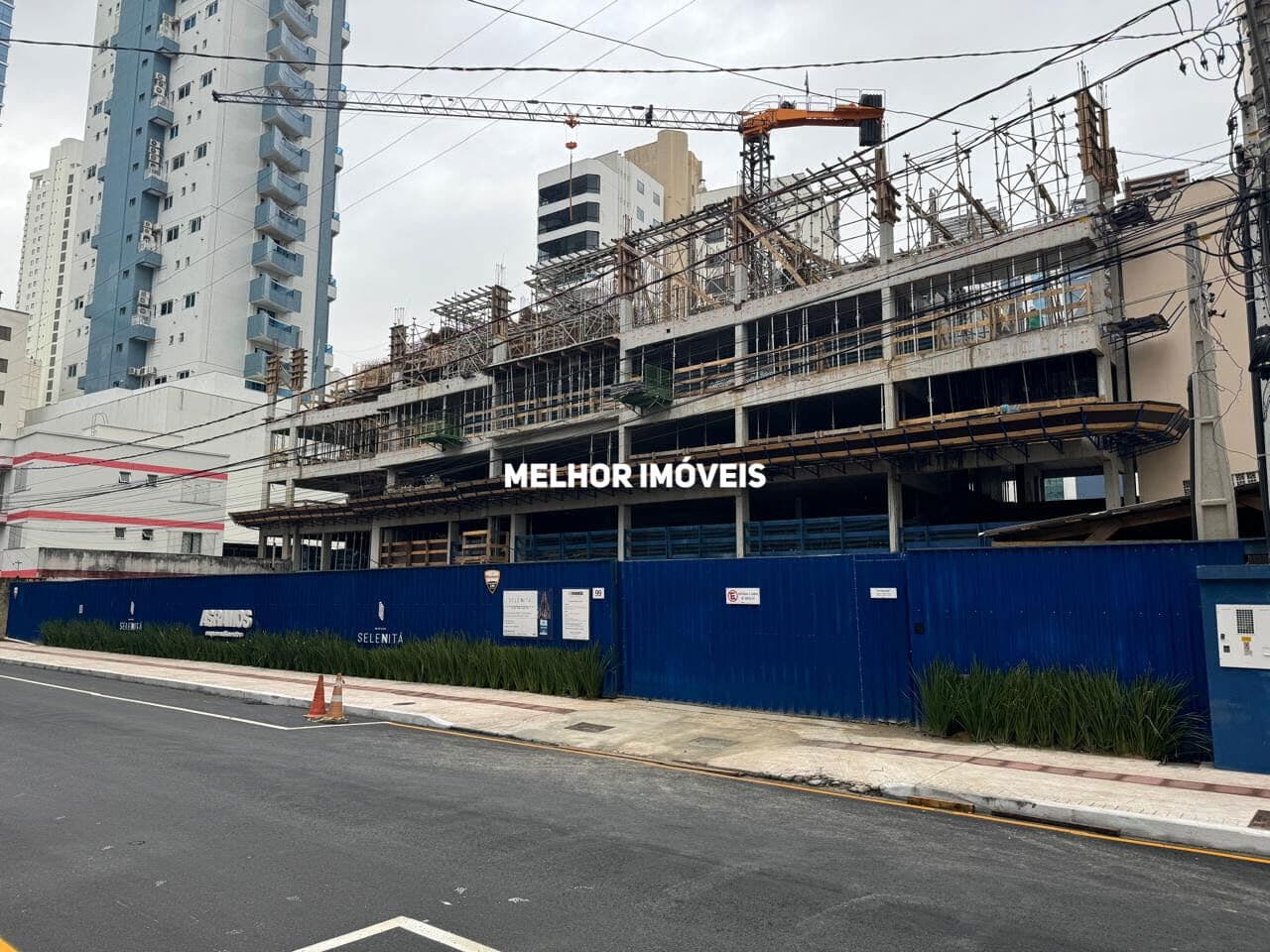 Apartamento em construção á venda 2ª Quadra Mar com 02 Suítes + 02 Demi suítes no centro de Balneário Camboriú