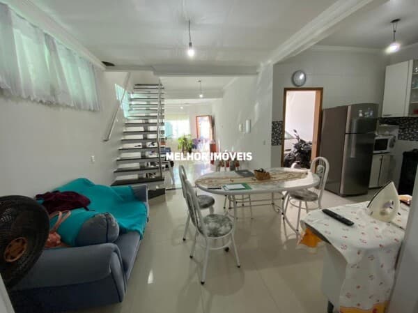 Casa Sobrado Semi-Mobiliada à Venda com 03 Suítes sendo 01 com Sacada Localizado no Centro de Balneário Camboriú - SC