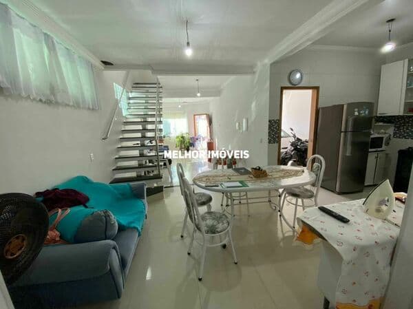 Casa Sobrado á venda com 03 Suítes, Localizado no Centro de Balneário Camboriú