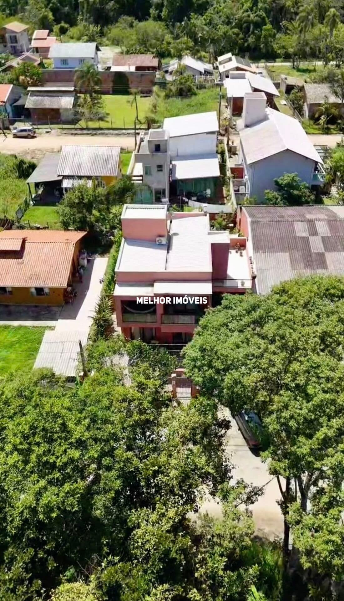 Casa Duplex á venda com 4 dormitórios localizada na praia Mariscal em Bombinhas.