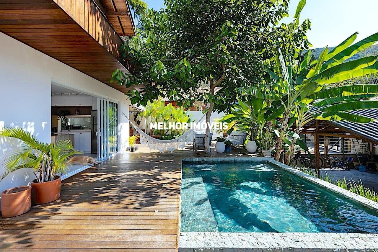 Casa espaçosa á venda com 03 dormitórios sendo 02 suítes localizada na Praia de Taquaras/SC