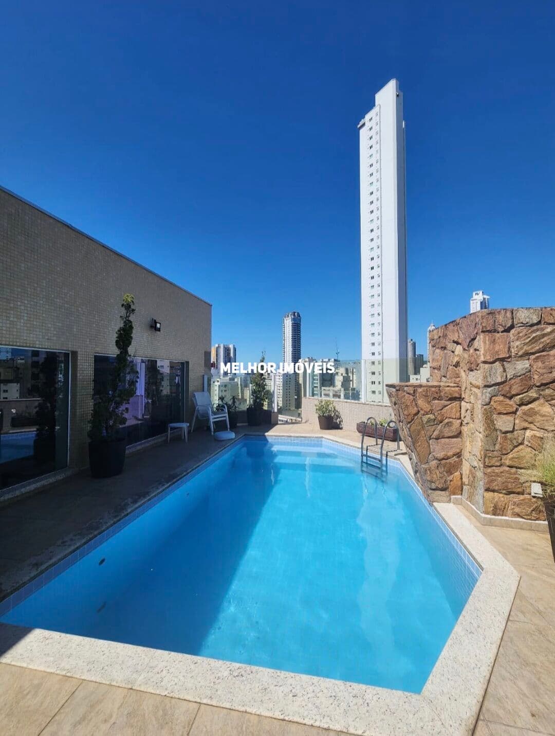 Cobertura Duplex á venda com 4 suítes, piscina privativa e 4 vagas localizada no centro de Balneário Camboriú.