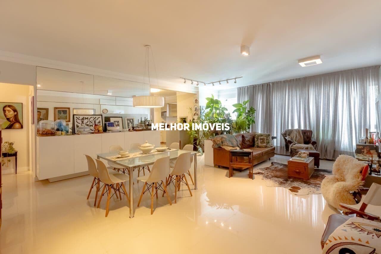 Apartamento á venda com 3 dormitórios no Centro de Balneário Camboriú