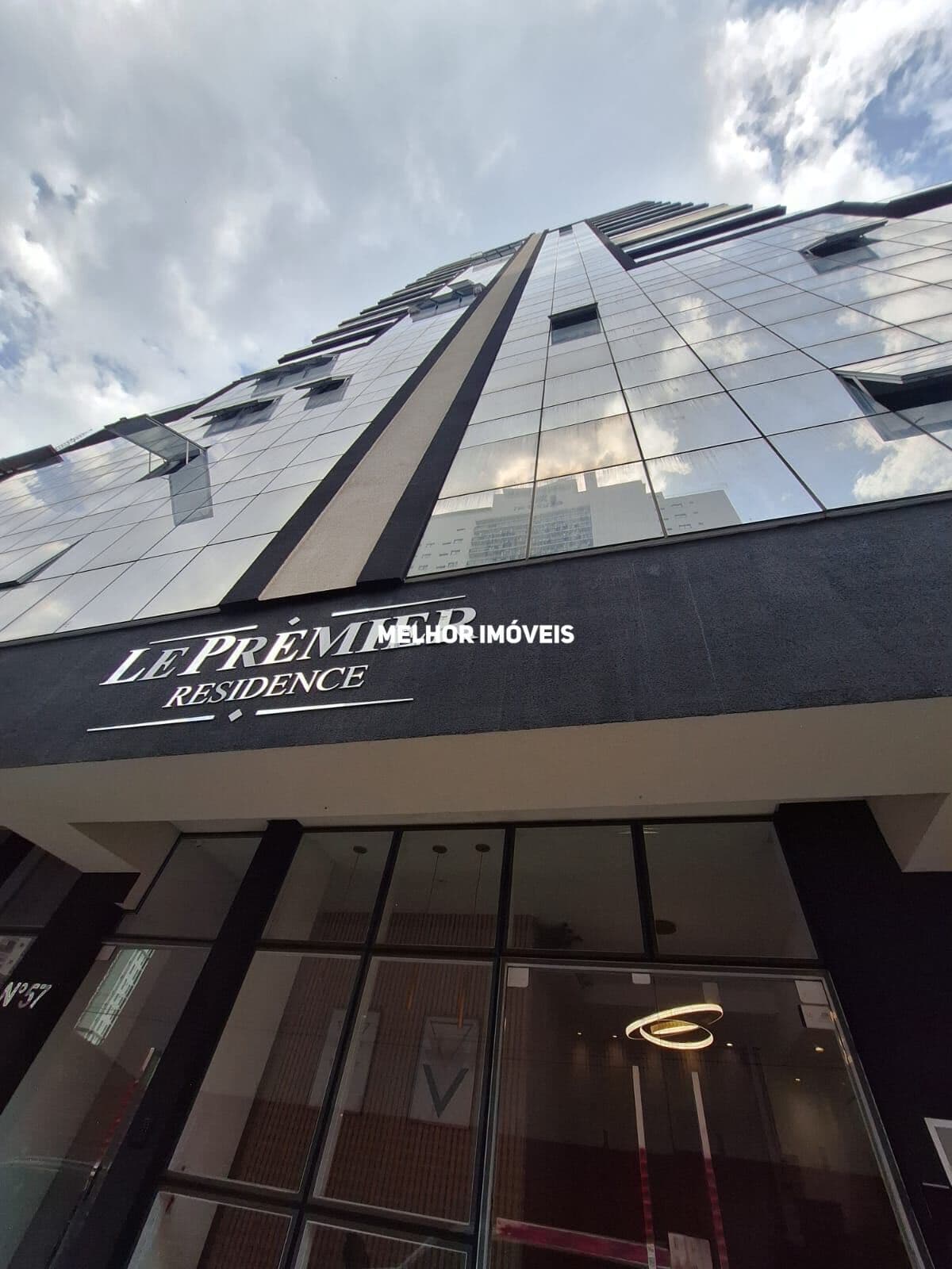 Apartamento mobiliado á venda com 3 suítes, 2 vagas em Itapema Meia Praia Santa Catarina.