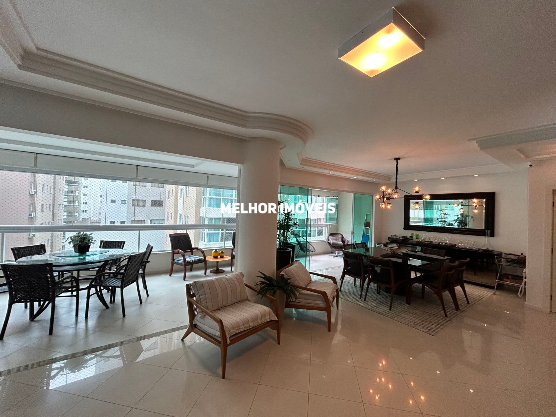 Apartamento Alto Padrão á venda com 296m², com 4 suítes localizado em Meia Praia Itapema