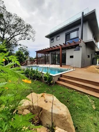 Casa Nova à Venda com 03 pavimentos Localizado na Praia Taquaras em Balneário Camboriú -SC