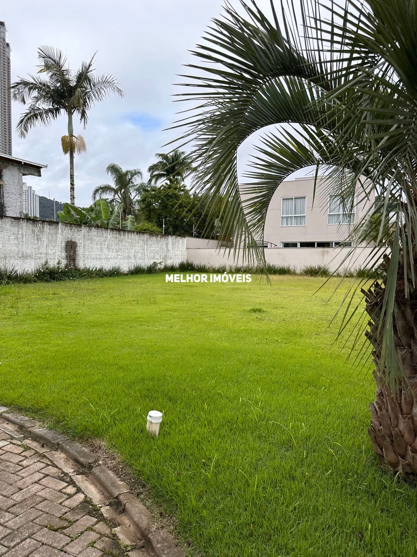 Terreno á venda em Condomínio Fechado localizado na Barra em Balneário Camboriú