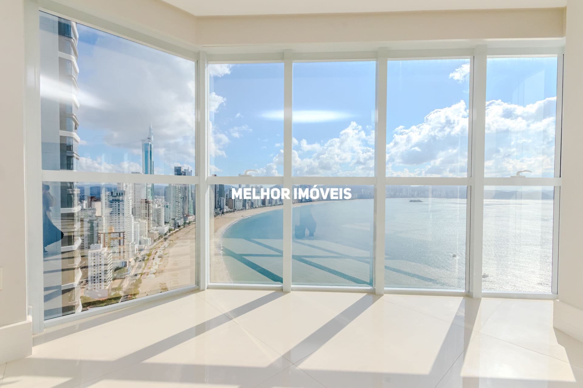 Apartamento Frente Mar com 04 suítes sendo 01 máster em Balneário Camboriú.