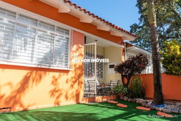 Casa com Edícula e Kitnet, totalmente mobiliada, localizada no bairro Teresópolis Porto Alegre - RS
