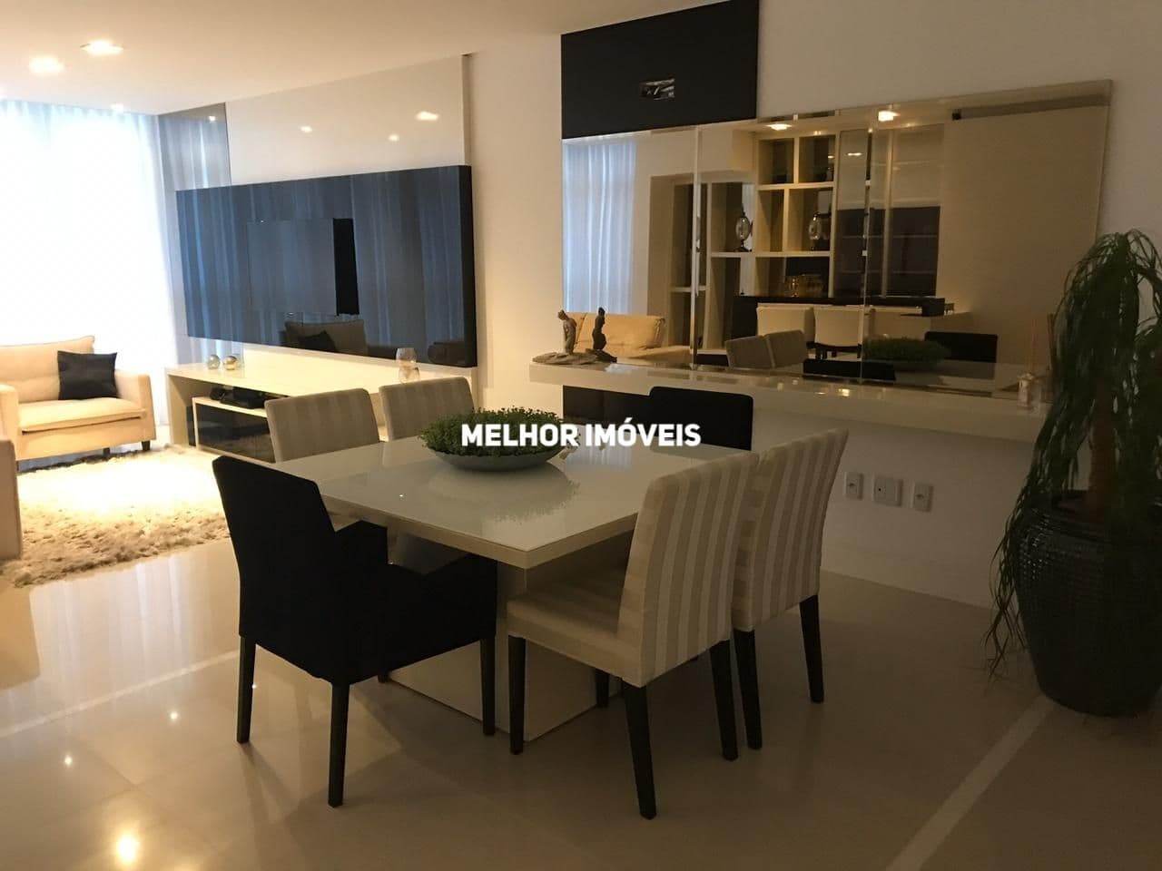 Apartamento à Venda com 03 Suítes, Localizado no Centro de Balneário Camboriú - SC