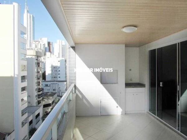 APARTAMENTO NO EDIFICIO MORADAS DA PRAIA COM VISTA PARCIAL PARA O MAR EM BALNEÁRIO CAMBORIÚ - SC