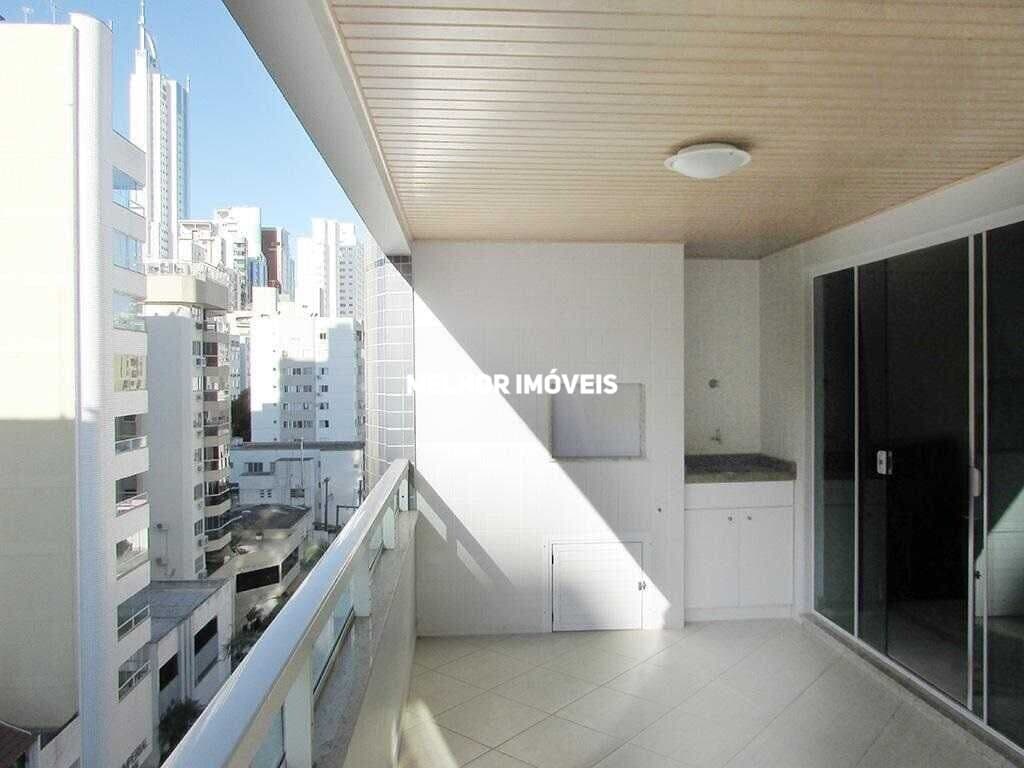 APARTAMENTO NO EDIFICIO MORADAS DA PRAIA COM VISTA PARCIAL PARA O MAR EM BALNEÁRIO CAMBORIÚ - SC