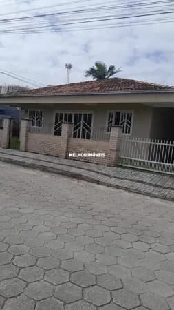 Casa com 06 dormitórios no Bairro Itacolomi - Balneário Piçarras - SC