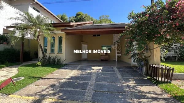 Casa a venda no Condomínio Fechado em Balneário Camboriú