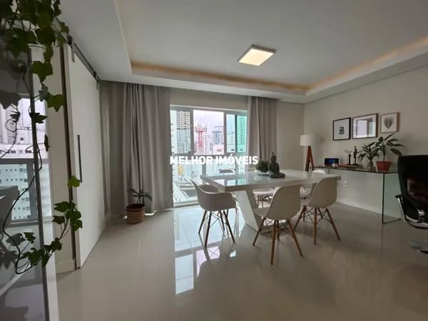 Apartamento á venda mobiliado e decorado, com 3 dormitórios e 2 vagas de garagem no centro de Balneário Camboriu