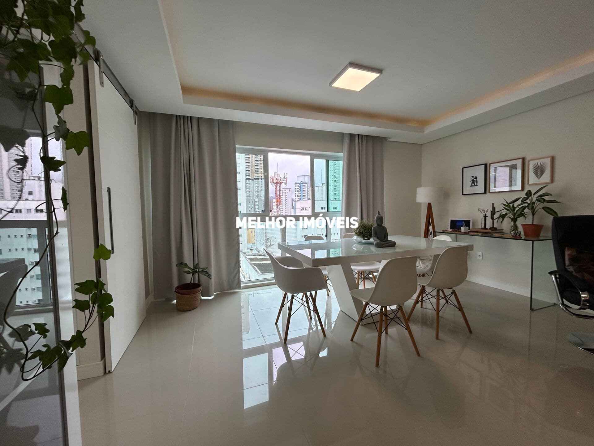 Apartamento á venda mobiliado e decorado, com 3 dormitórios e 2 vagas de garagem no centro de Balneário Camboriu