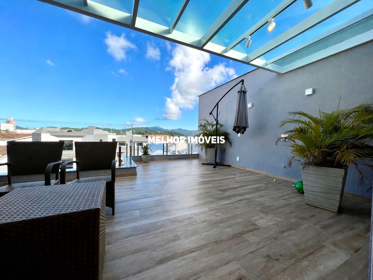 Sobrado Triplex Alto Padrão Mobiliado com Rooftop e Terraço no Centro de Balneário Camboriú