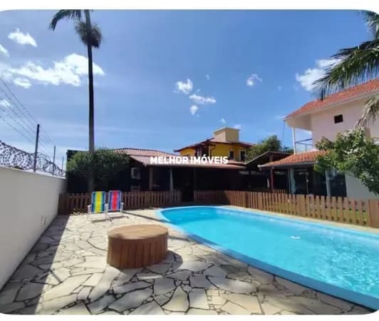 Casa á venda na Praia de Taquaras perto mar com 2 suítes e 2 vagas em Balneário Camboriú.