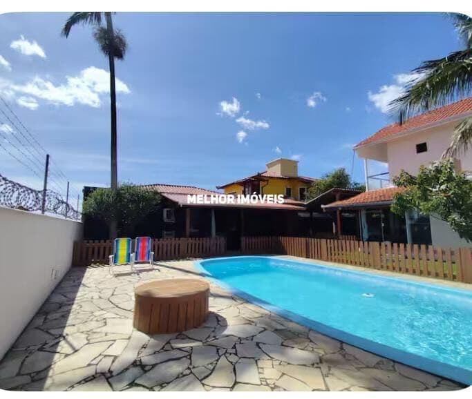 Casa á venda na Praia de Taquaras perto mar com 2 suítes e 2 vagas em Balneário Camboriú.