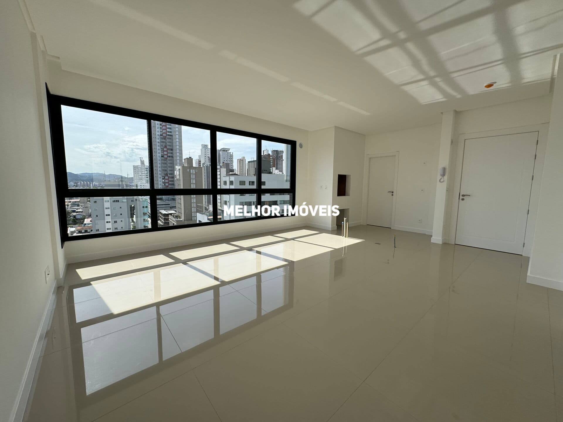 Apartamento á venda com 3 suítes no centro Sul de Balneário Camboriú - SC