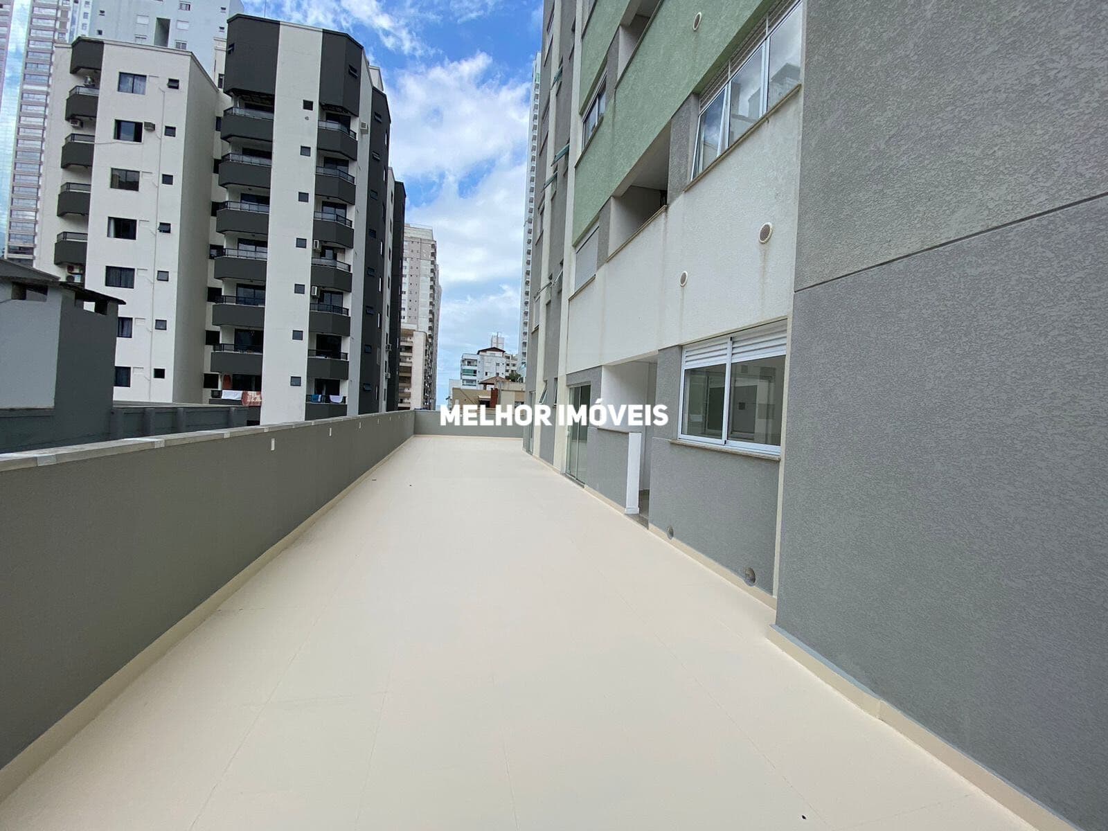 Apartamento Garden á venda com 03 suítes localizado na 2ª Quadra Mar de Balneário Camboriu.