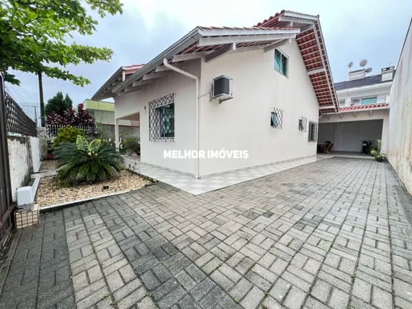 Casa a venda com 03 dormitórios no Bairro Nações em Balneário Camboriú