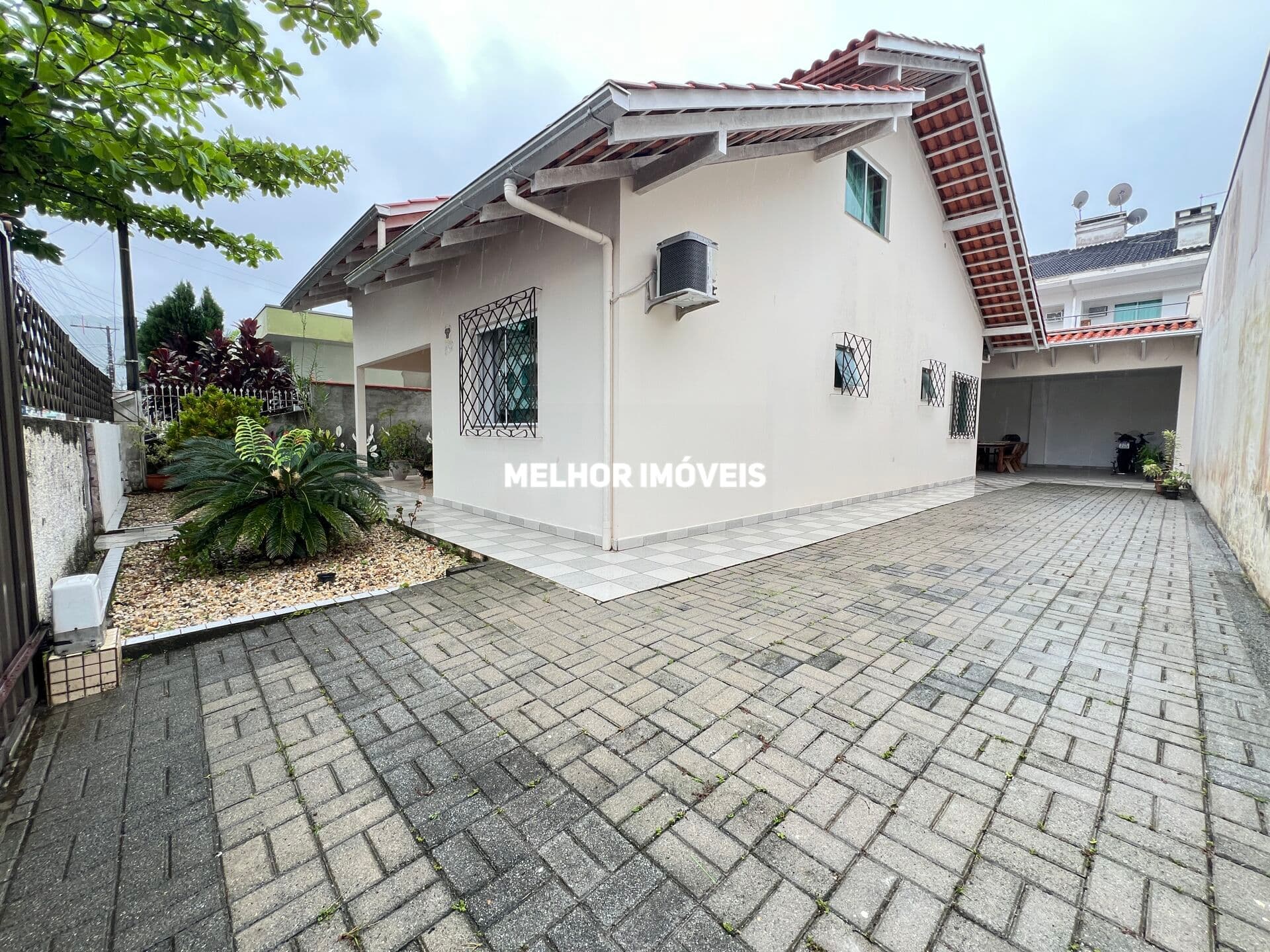 Casa a venda com 03 dormitórios no Bairro Nações em Balneário Camboriú