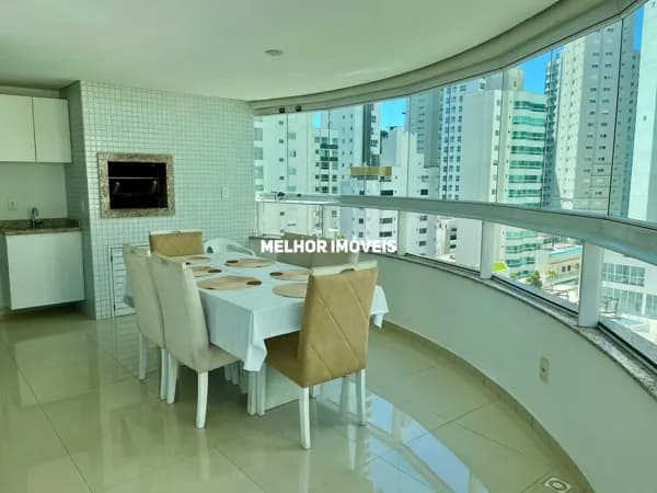 Locação anual, vista mar com 03 suítes e 2 vagas de garagem localizado no bairro Pioneiros em Balneário Camboriú.