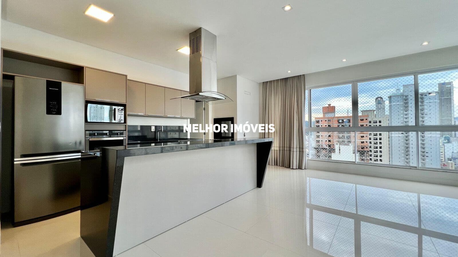 Apartamento á venda com 3 suítes e 4 vagas localizado no centro de Balneário Camboriú