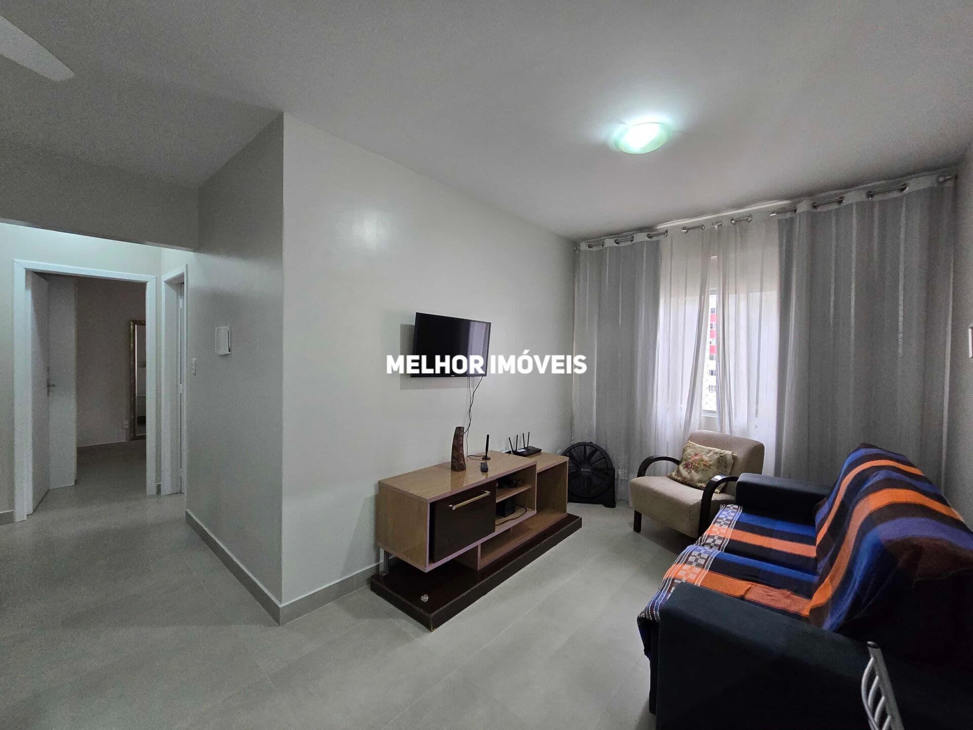 Apartamento para locação anual com 2 dormitórios localizado no Centro de Balneário Camboriú.