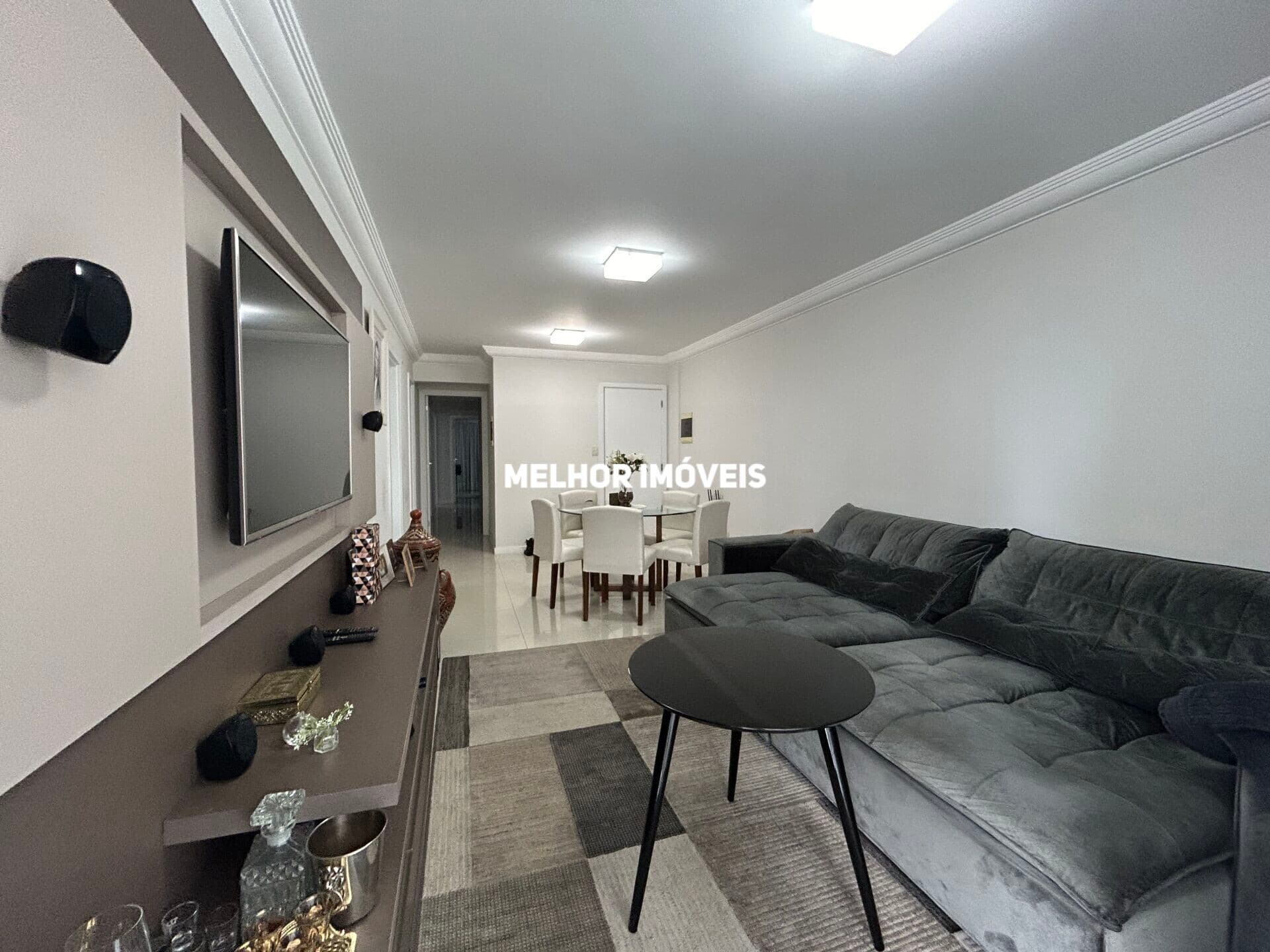 Apartamento à venda com 3 dormitórios e 2 vagas privativas no Centro de Balneário Camboriú