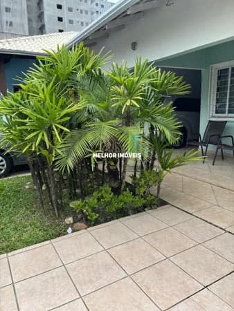 Casa á venda com 3 dormitórios sendo uma suíte no centro de Itapema.