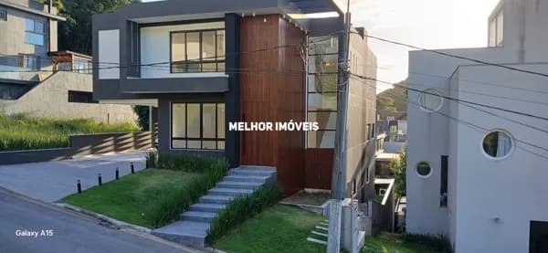 Casa Alto Padrão 4 suítes uma máster 6 vagas de garagem localizado no bairro Barra em Balneário Camboriú