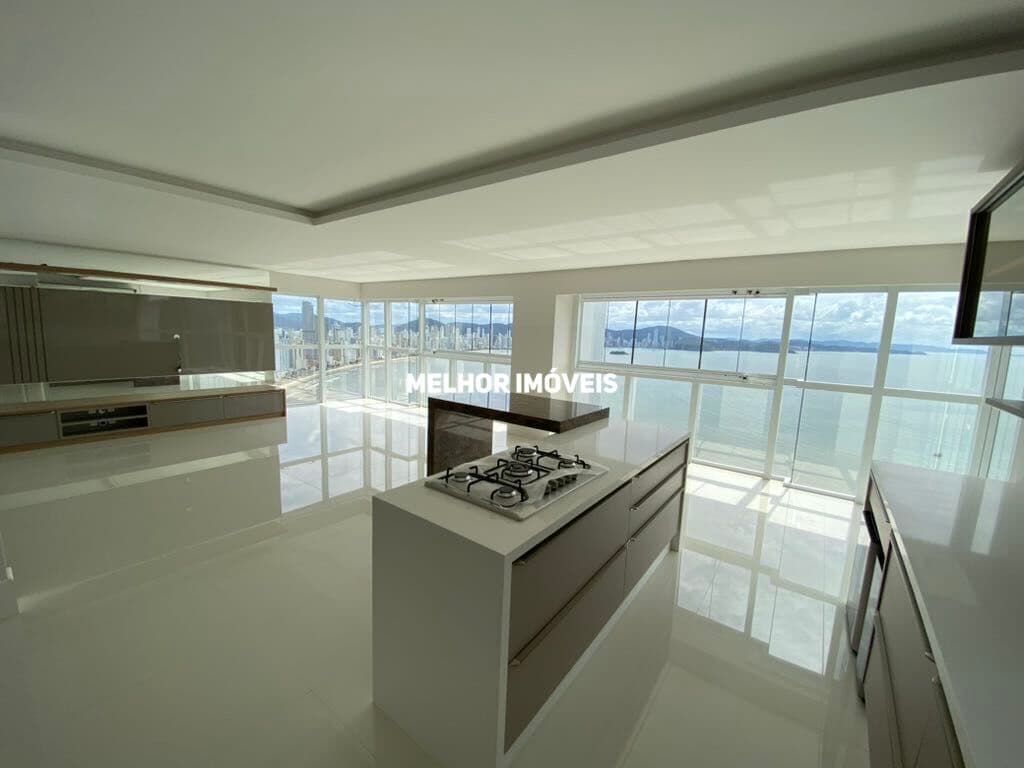 Apartamento Frente Mar à venda semi mobiliado com 4 suítes, no centro de Balneário Camboriú