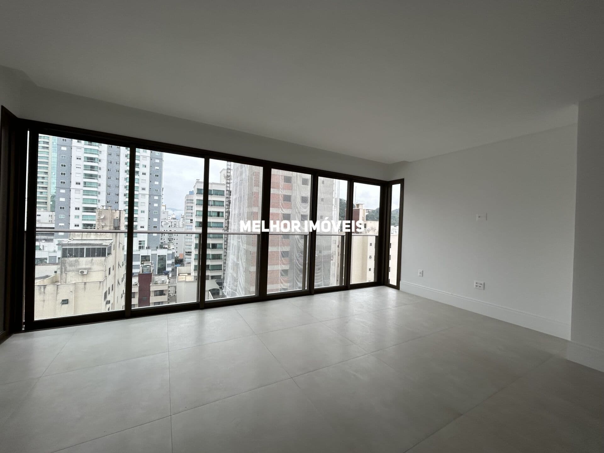 Locação anual apartamento Novo com 04 Suítes no centro de Balneário Camboriú - SC