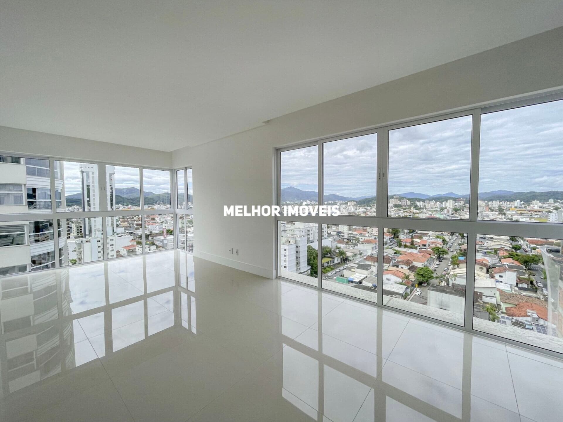 Apartamento 2ª Quadra Mar com 03 Suítes em Balneário Camboriú/SC