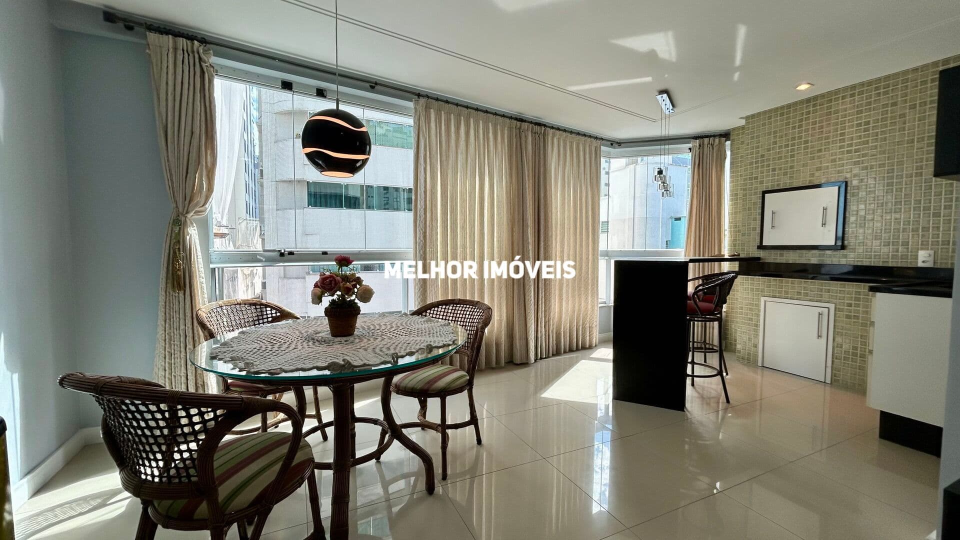 Locação Anual - Apartamento com 3 dormitórios no centro de Balneário Camboriú-SC