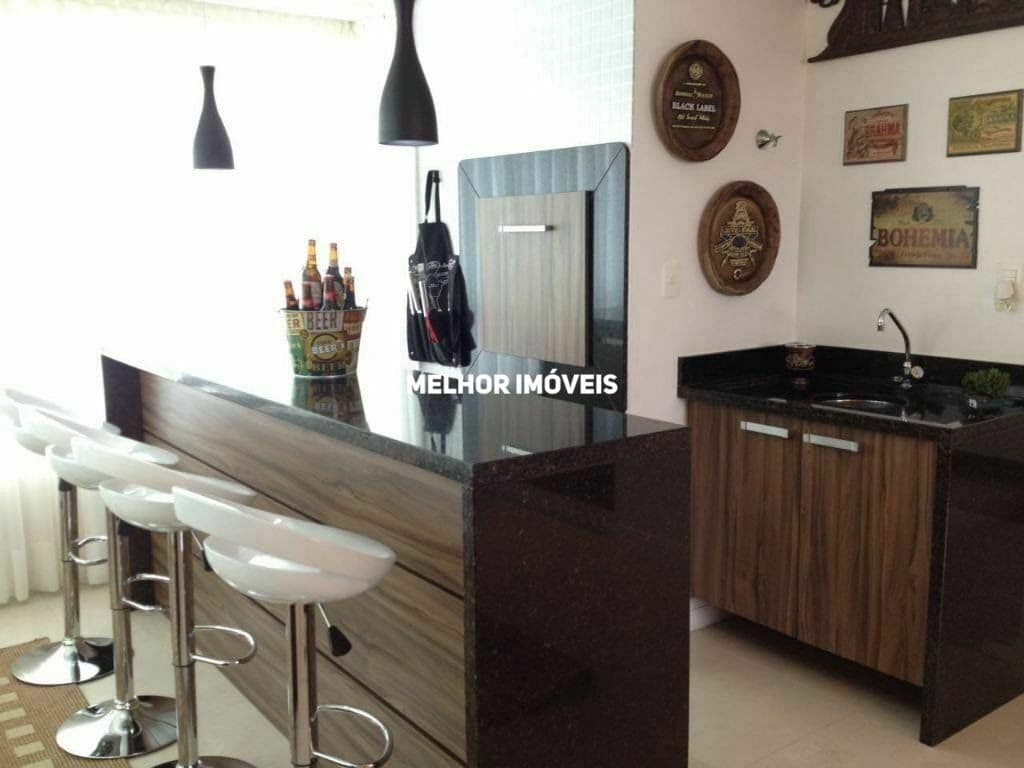 Apartamento á venda com 3 dormitórios no Edifício Solar do Tamarindo no centro de Balneário Camboriú.