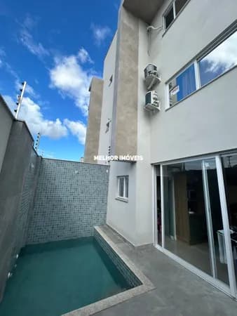Casa Tríplex á venda com 4 suítes espaçosas localizada no centro Balneário Camboriú.