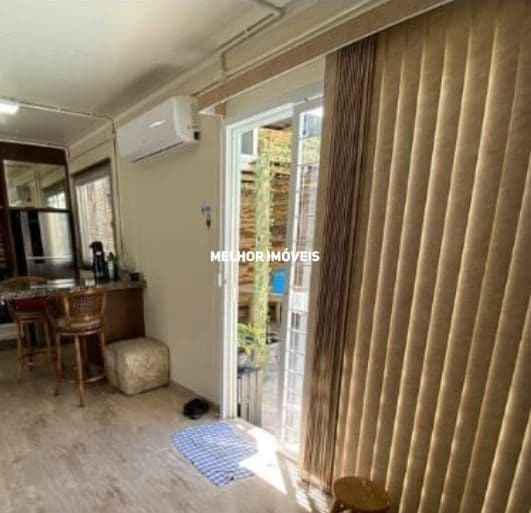 Casa à venda semi mobiliada com piscina e edícula localizada no centro de Balneário Camboriú