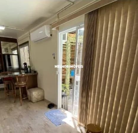 Casa à venda semi mobiliada com piscina e edícula localizada no centro de Balneário Camboriú