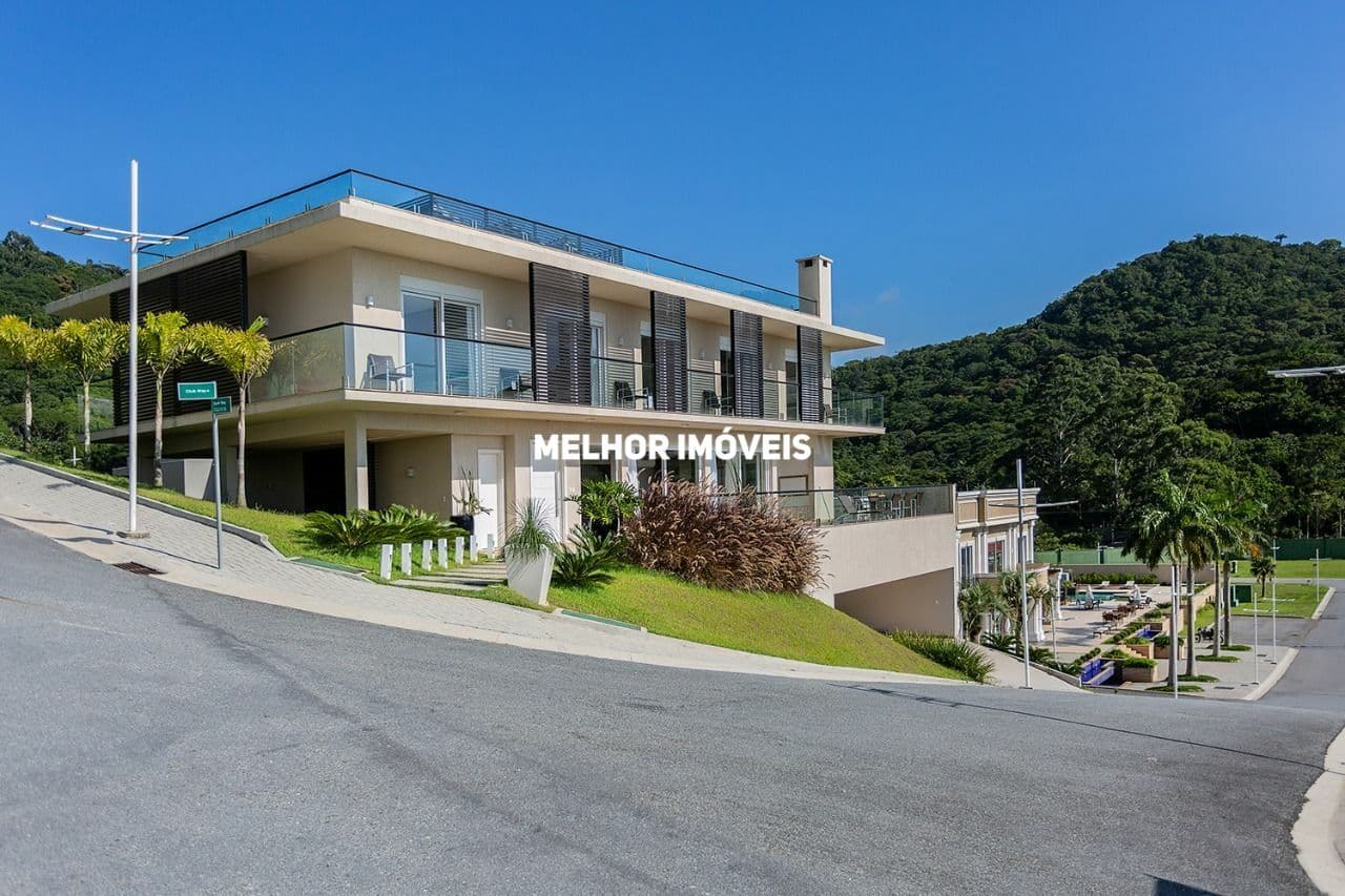 Casa Alto Padrão com 05 Suítes a venda no Bairro da Barra em Balneário Camboriú